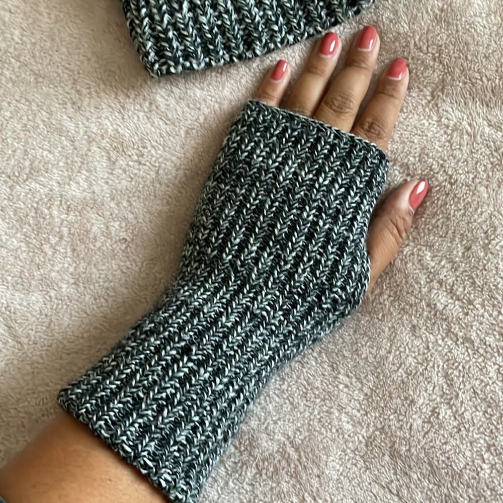 REBECCA MINKOFF- hat and fingerless glove set - Picture 6 of 6